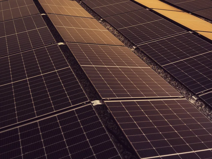 File di pannelli fotovoltaici viste da vicino