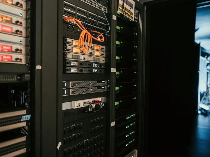 Armadio rack con apparati di rete e cavi di permutazione